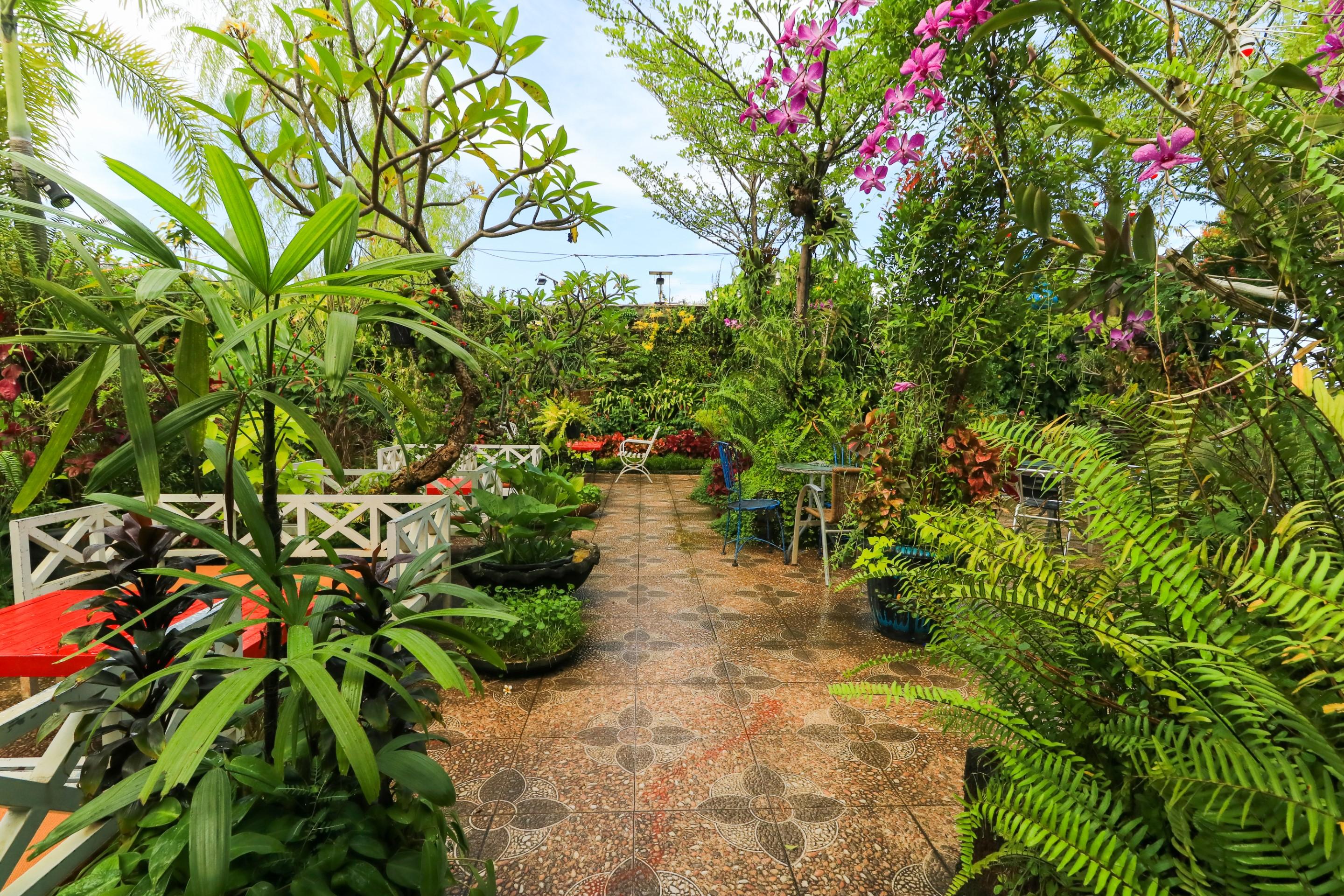 Labuana Homestay & Cafe Garden Makassar Exterior photo